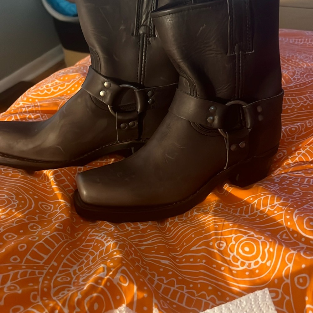 Frye Harness 8R Boots sz 8. Basically these are new w/o tag or box. NO OFFERS